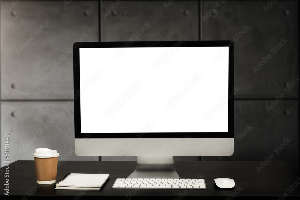 空白屏幕电脑、办公用品和白色办公桌上的装饰特写，m模糊