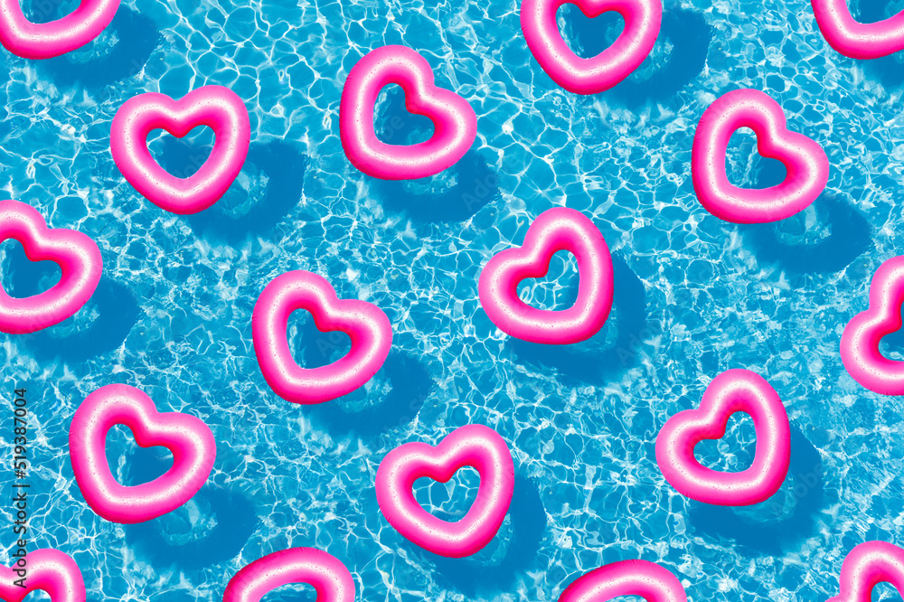 池上漂浮着许多粉红色的心形浮标