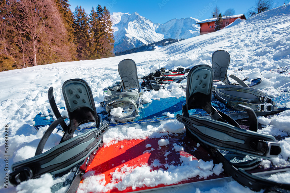 滑雪板特写，滑雪板躺在雪地里的高山度假胜地