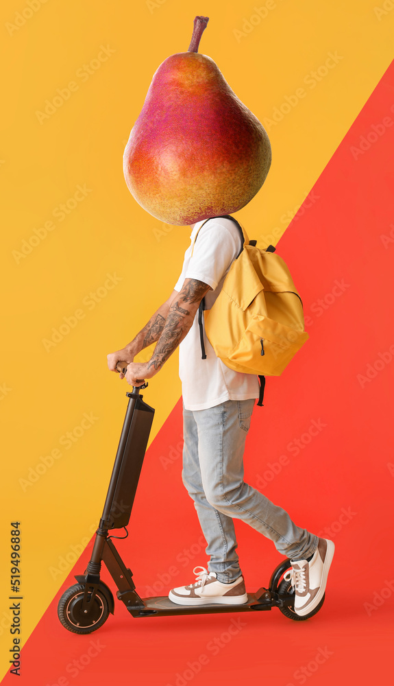 纹身学生用成熟的梨代替头，在彩色背景上踢踏板车