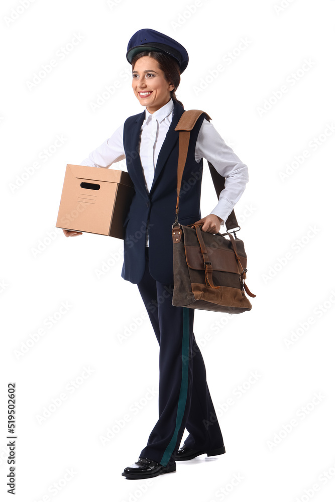 年轻的女邮差，白底带着袋子和盒子