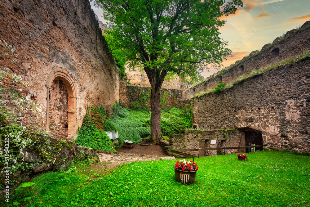 波兰Karkonosze山脉的Chojnik城堡遗址
