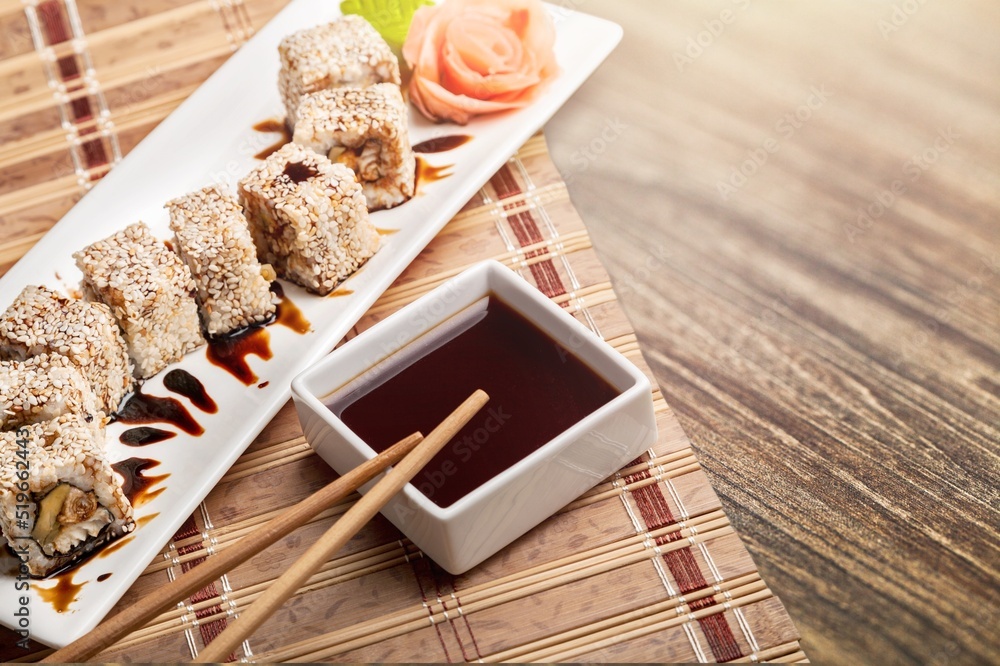 寿司卷套装。传统的日本菜寿司和卷，配新鲜三文鱼、金枪鱼和大虾。