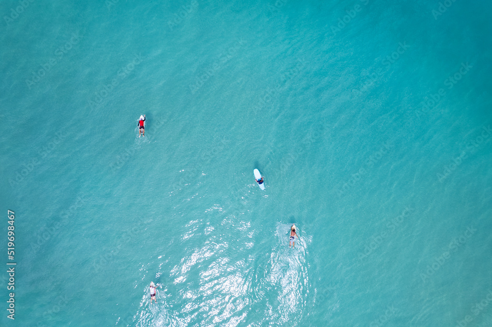 蓝色海洋中的冲浪者俯视泰国普吉岛夏季美丽的大海
