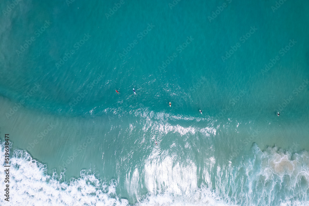 蓝色海洋中的冲浪者俯视泰国普吉岛夏季美丽的大海