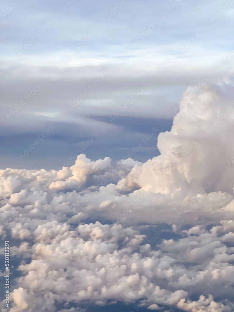 从舒适的巡航高度拍摄云层