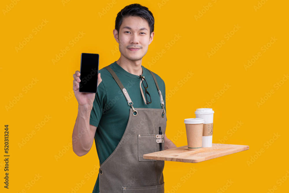 聪明友好的亚洲男性眼镜咖啡师裹着围裙的小咖啡店老板手势欢迎顾客