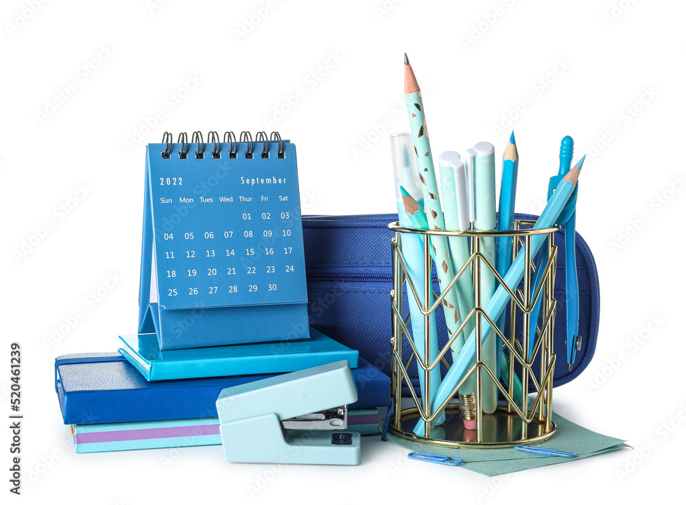 白底带学校文具、铅笔盒和日历的杯子