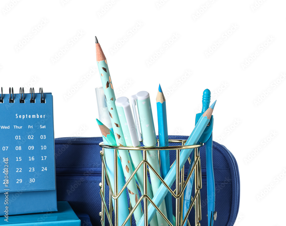 白色背景上有学校文具、铅笔盒和日历的杯子