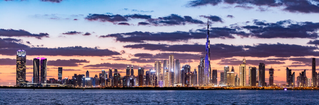 迪拜的摩天大楼天际线和日落时分的哈利法塔