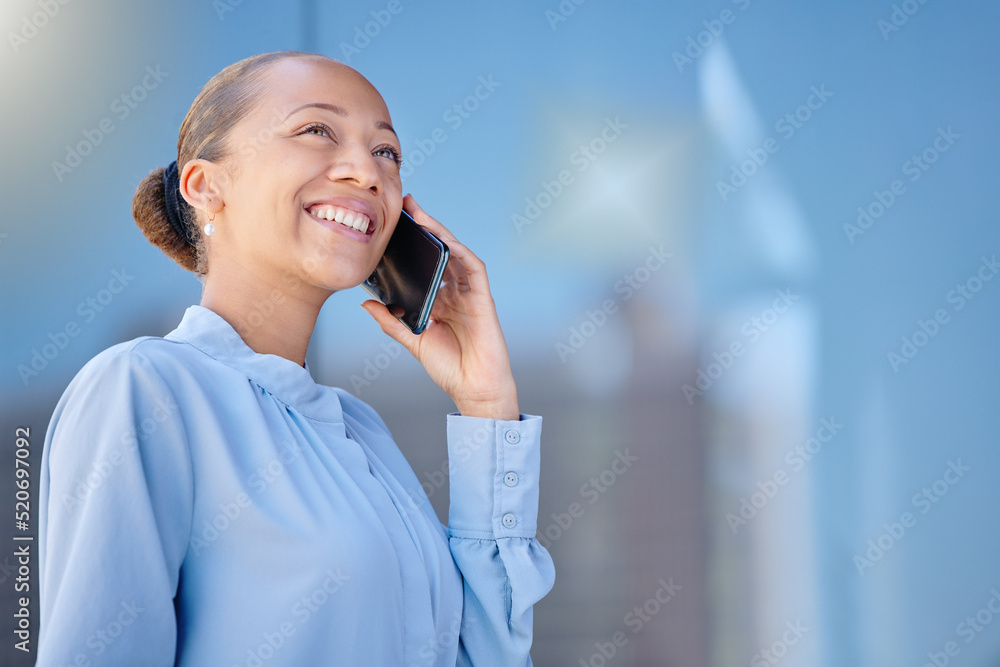 女商人在打电话，听到消息笑得很开心。女经理开得很开心