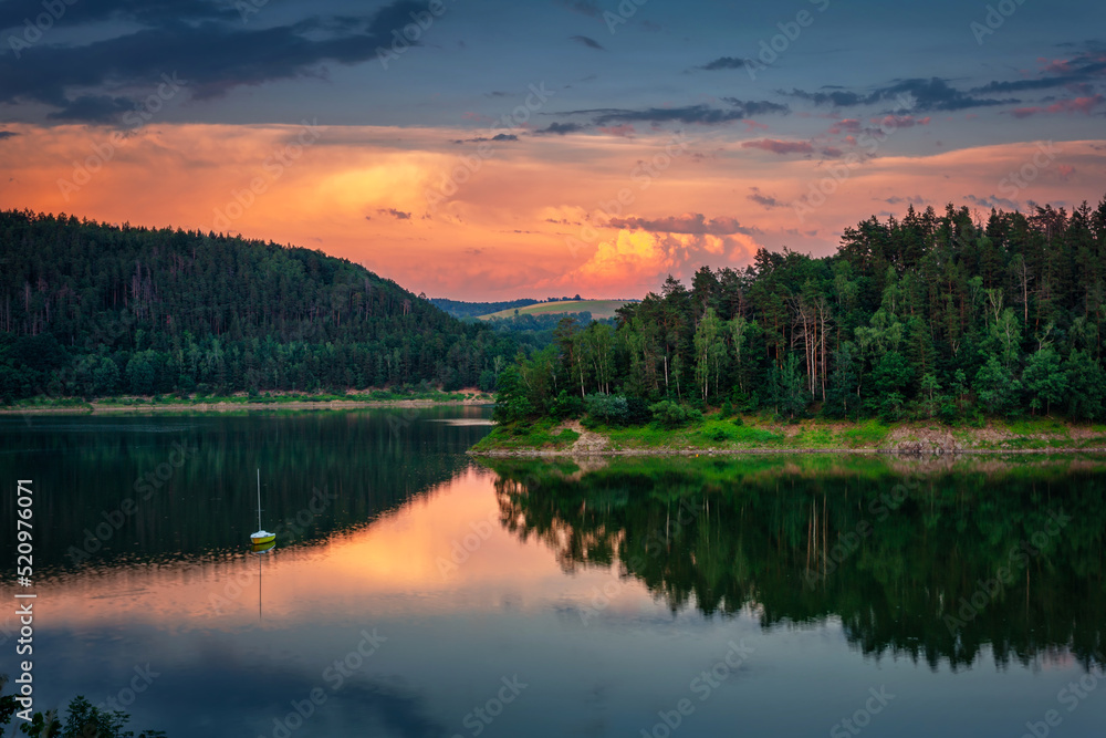 波兰下西里西亚日落时美丽的皮尔乔维奇湖