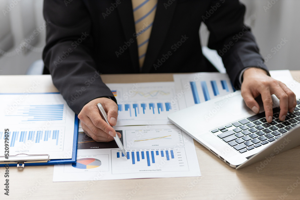商人或会计财务专家在办公室分析业务报表图表和财务图表