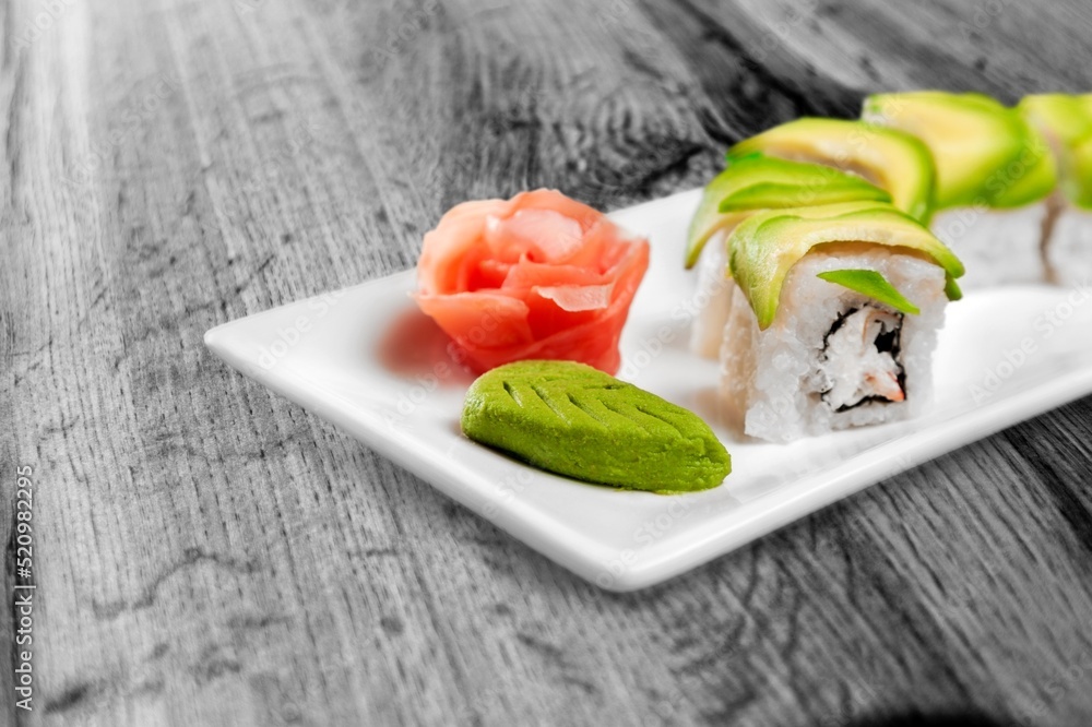 美味的三文鱼和奶酪卷，传统美味的新鲜寿司卷。寿司菜单。日本