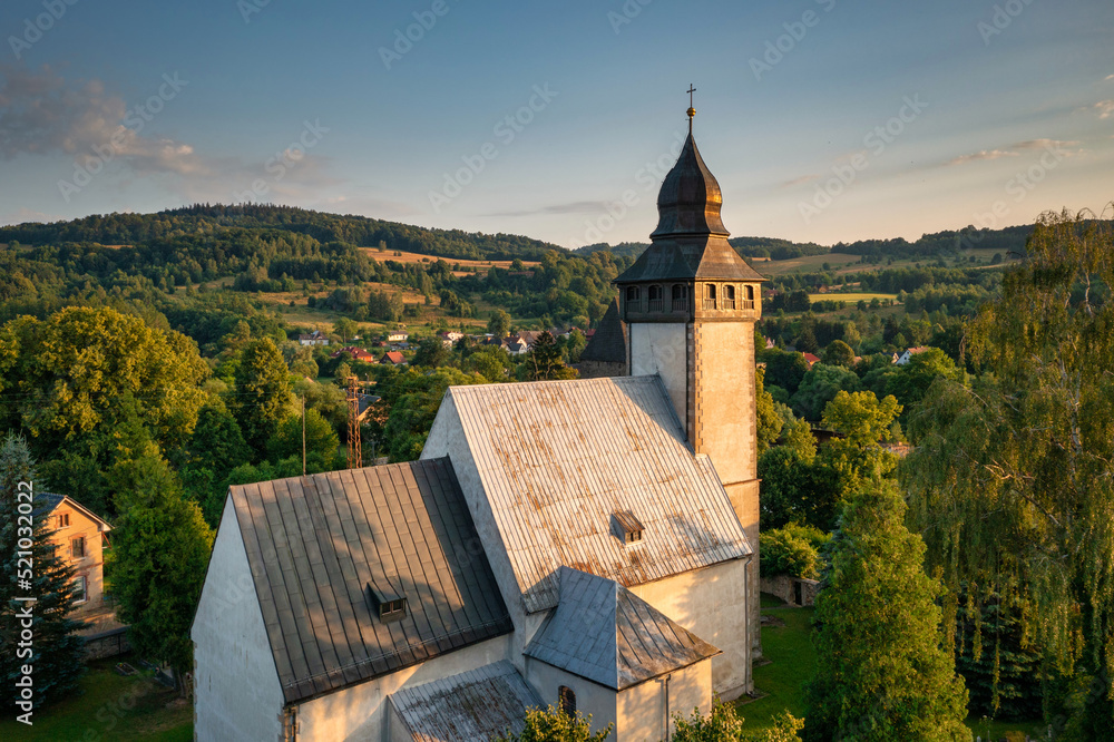 历史悠久的Siedlecin镇上的教堂被波伯山谷景观中的落日照亮