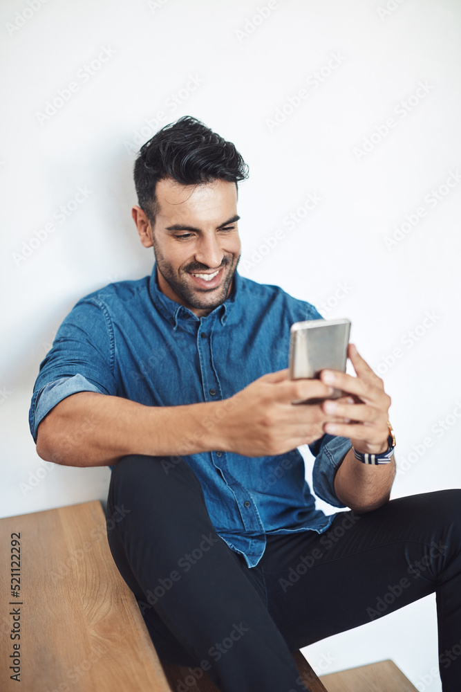 休闲男人放松，在手机上打字，从上面浏览社交媒体。分享信息，ne