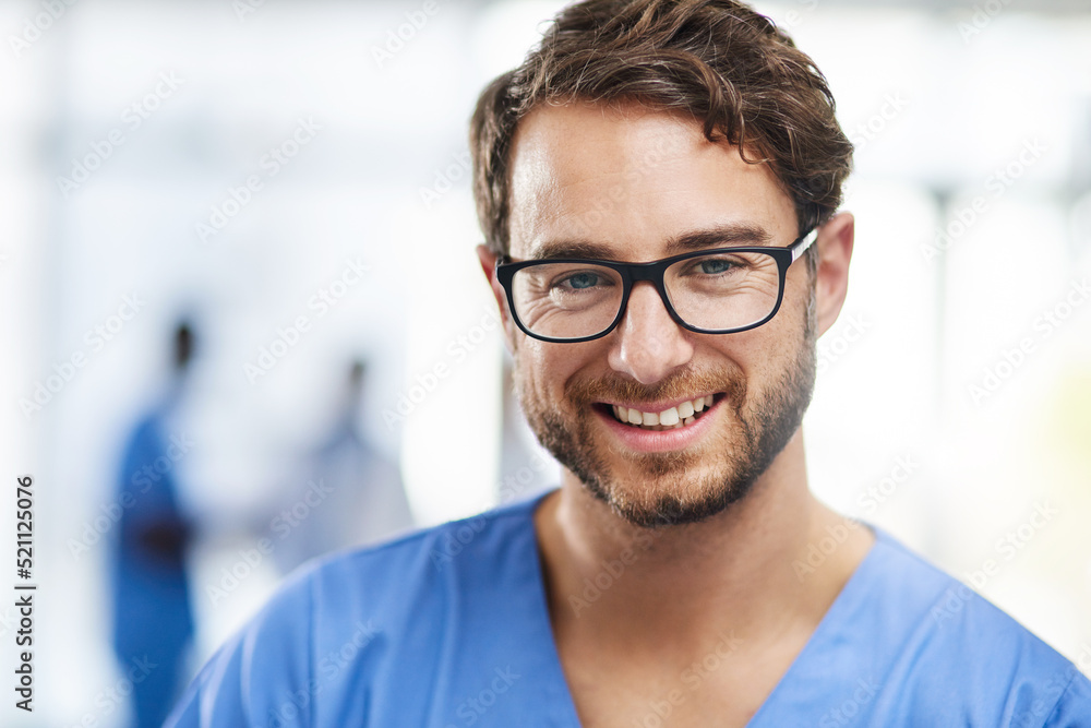 一位快乐的职业年轻医生在医院做外科医生的画像。自信的男人