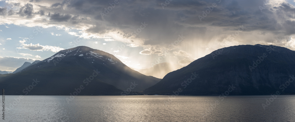 挪威北部林根阿尔卑斯山脉上空的雨云