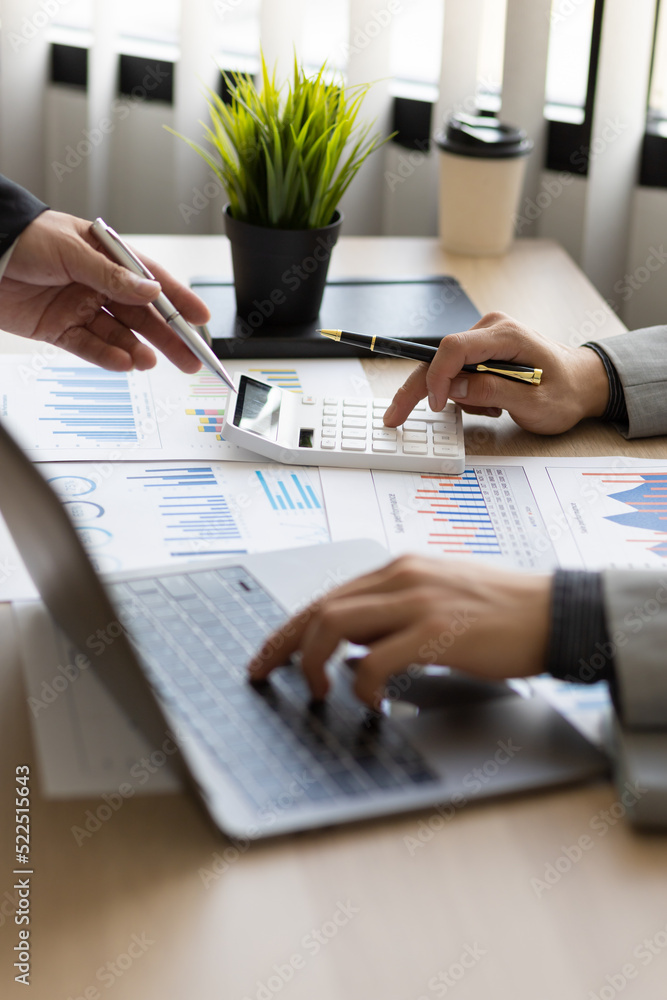 办公桌上财务报表会计数据的计算和分析。财务概念税