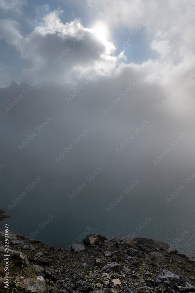 Lac dAmbin dans le massif de la Vanoise dans les Alpes en France en été couvert de brume