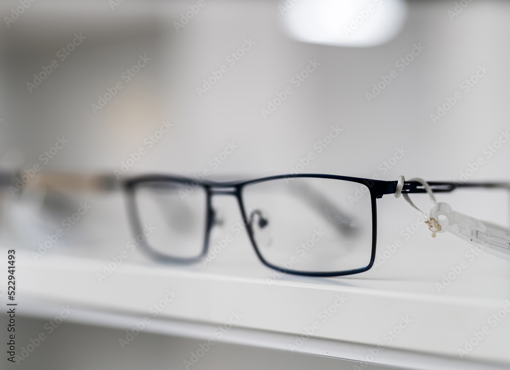 白色背景的眼镜配件。现代眼镜的特写。