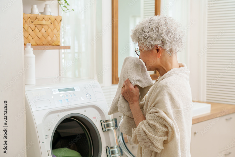 洗濯物の匂いを確認する女性