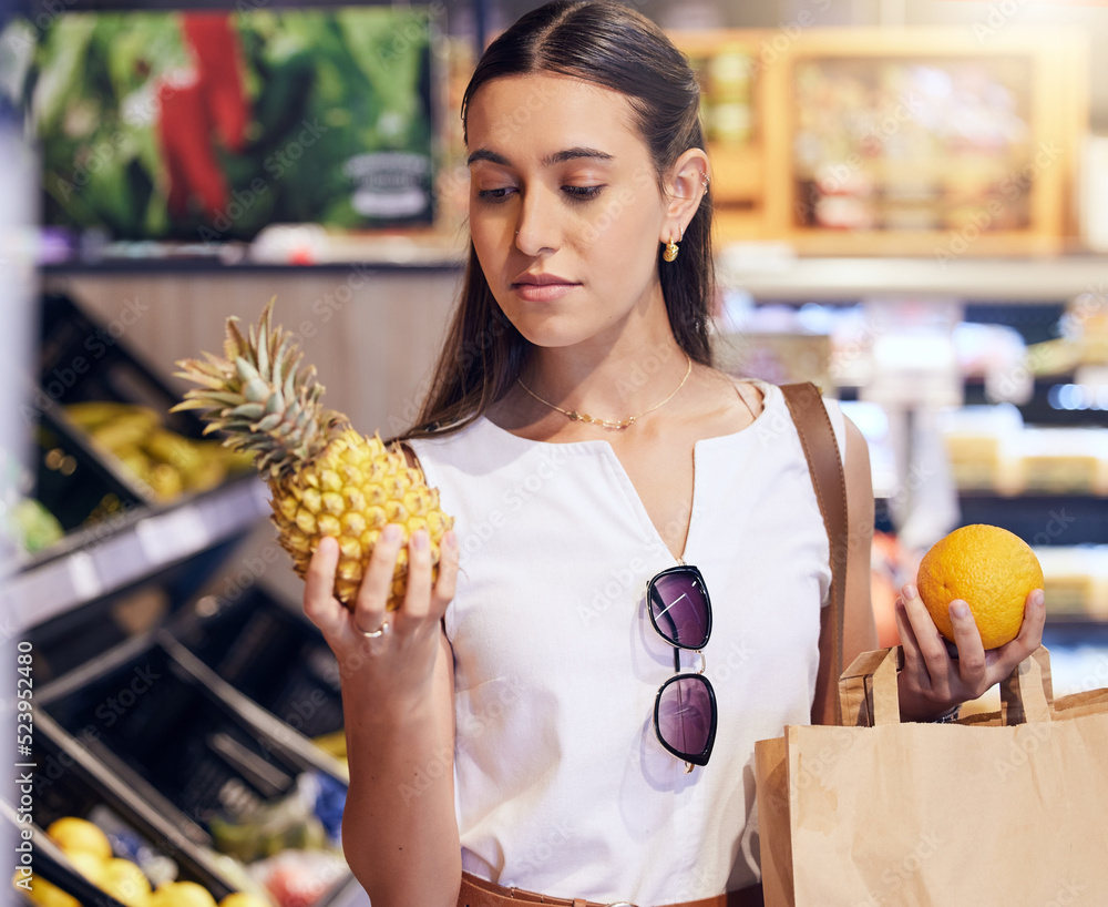 在商店购物、拿着水果看，在杂货店购买健康食品和检查物品