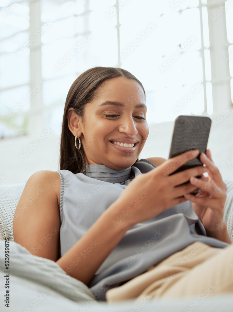 快乐、放松、现代的女人，用手机发短信、查看社交媒体应用程序或阅读信息o