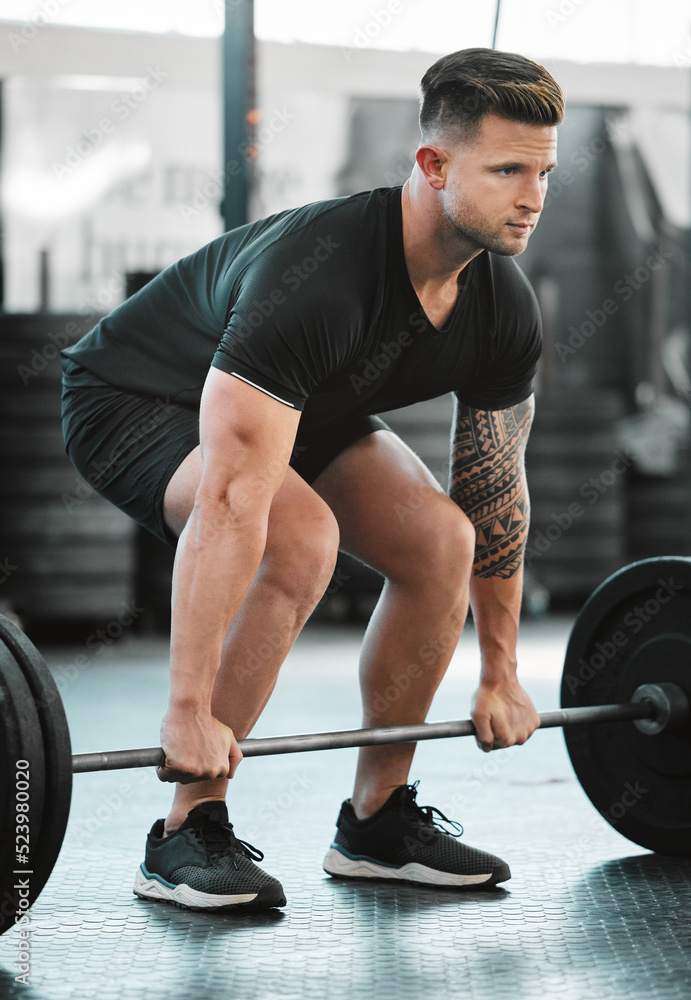 健康、活跃、强壮的男子，杠铃重量可在健身房锻炼、锻炼和训练中举重。Se