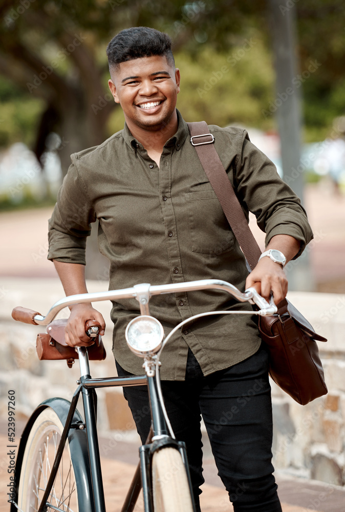 快乐的商务人士骑着自行车，在城市里通勤并保持活跃。肖像