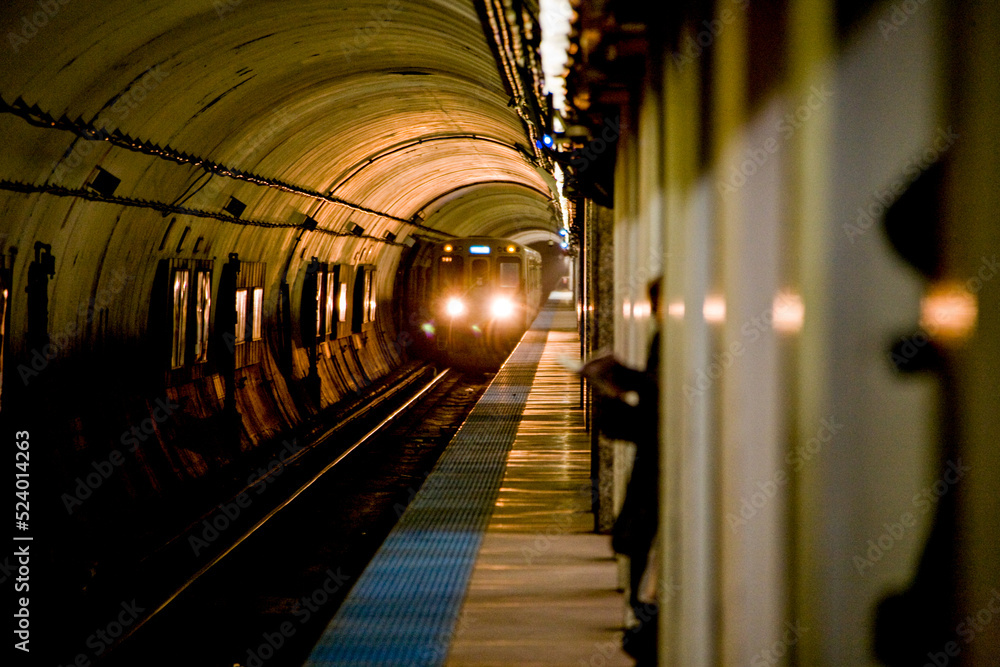 美国芝加哥地铁隧道里的火车灯