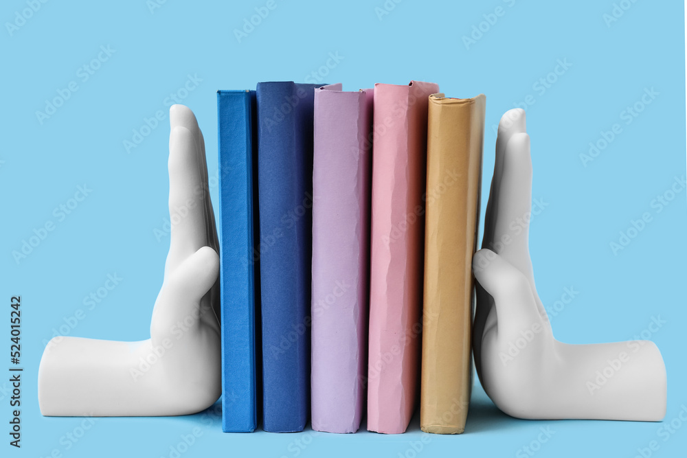 蓝色背景上有手形支架的书籍