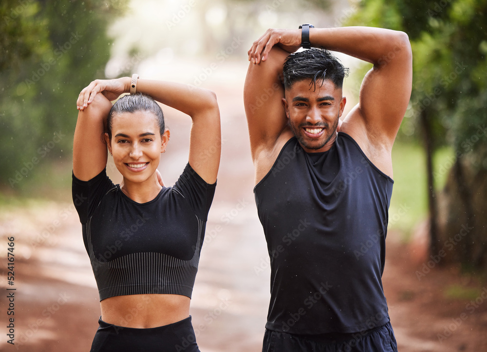 适合情侣或活跃的运动员朋友在森林里伸展手臂进行户外运动热身。锻炼