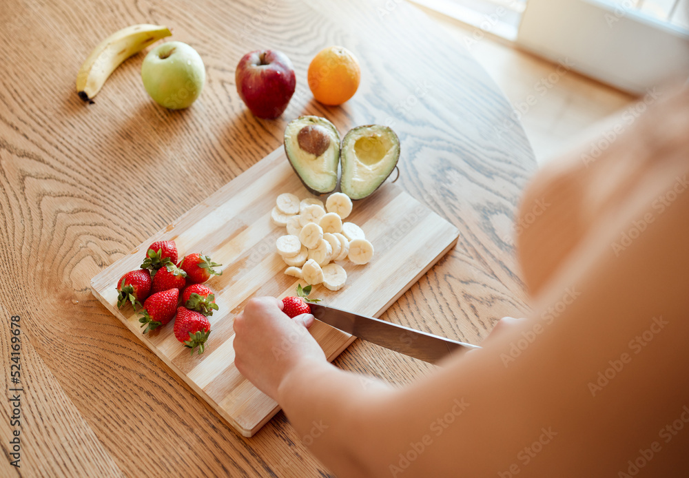 健康、饮食和健康女性切水果做一杯含有营养的奶昔，作为一顿有机餐