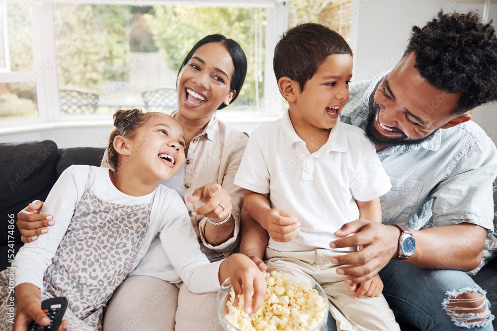 一家人在家一起看电视或电影，玩得开心，吃爆米花。爱与笑的智慧