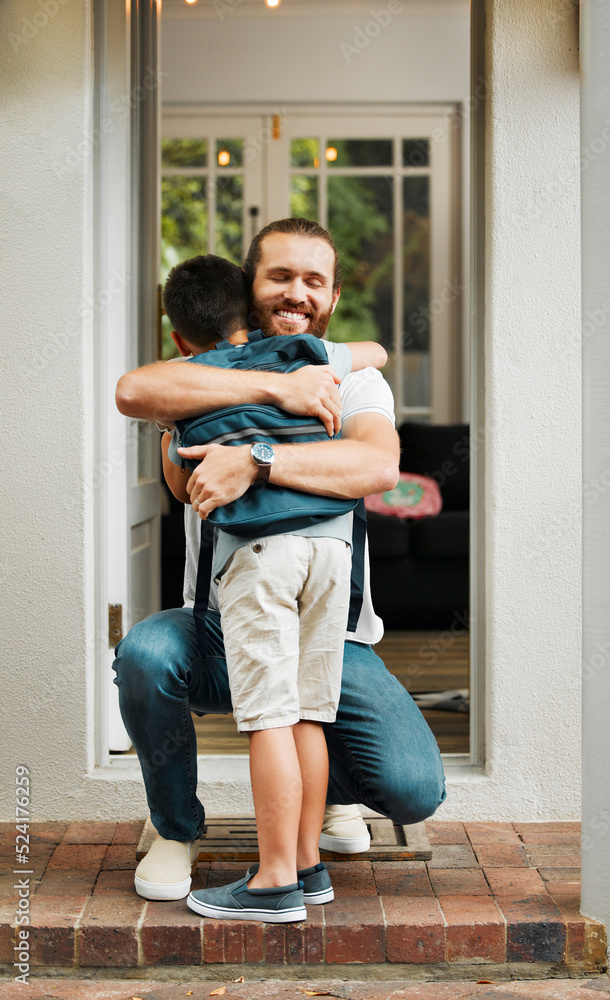 父亲和儿子在户外的家中拥抱、爱和关怀。爱，假设