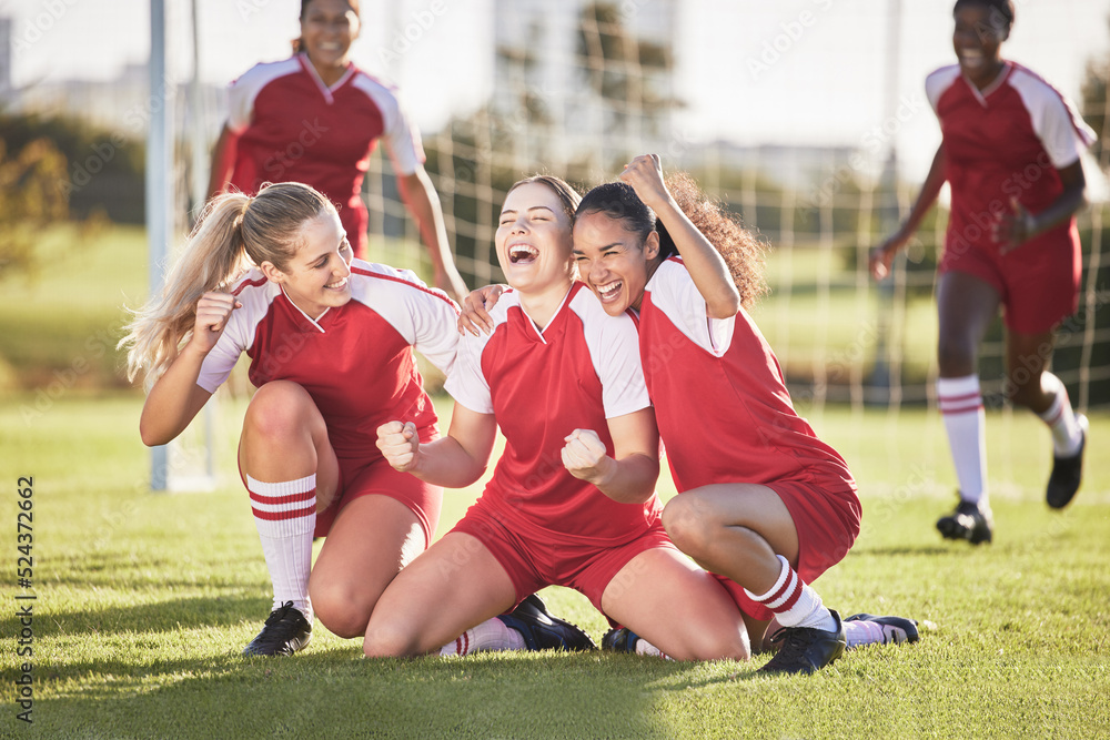 用拳头抽打和欢呼的表情庆祝女性足球运动员的胜利和成功。足球