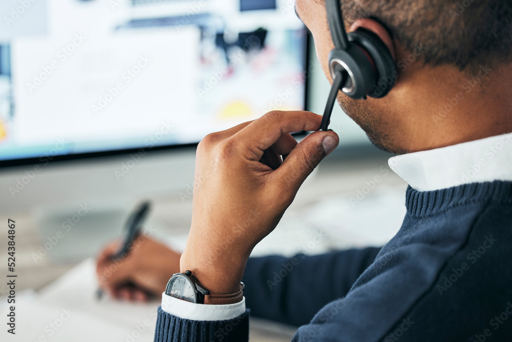 呼叫中心、客户服务和代理用耳机协助在线客户并做笔记。C