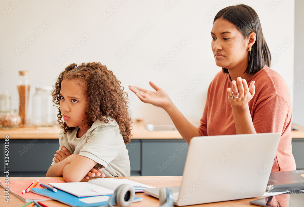 困惑的父母在教女儿，在家上学，愤怒或悲伤的孩子在网上上课。妈妈会的