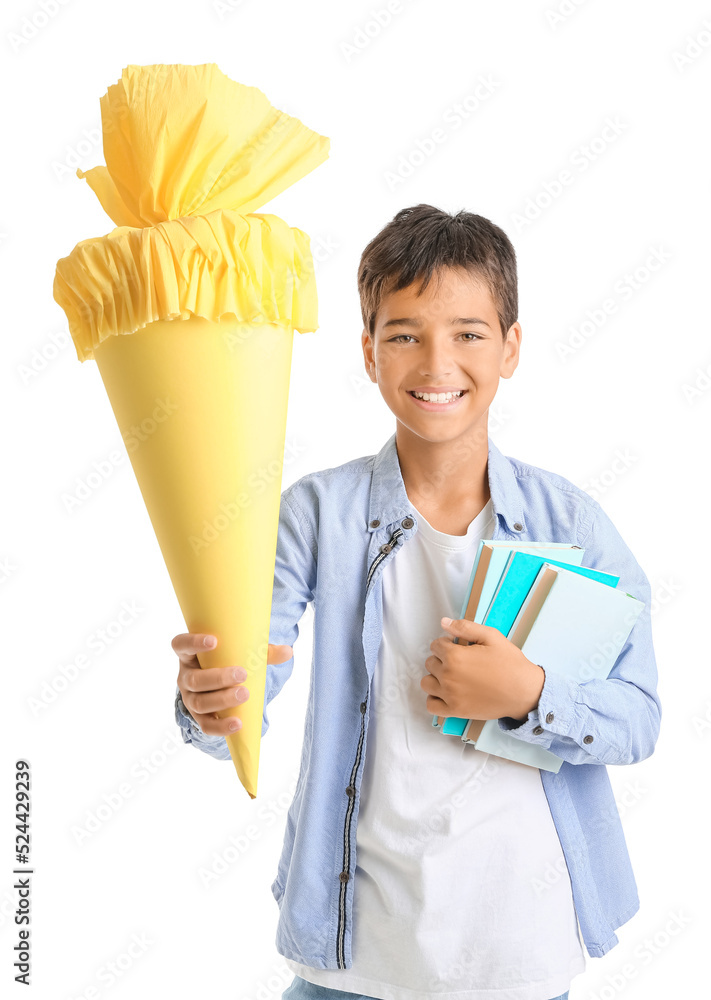小男孩戴着黄色的学校锥和白底书