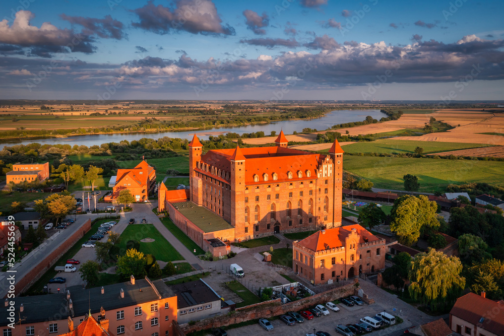 落日余晖下格涅乌的条顿城堡。波兰