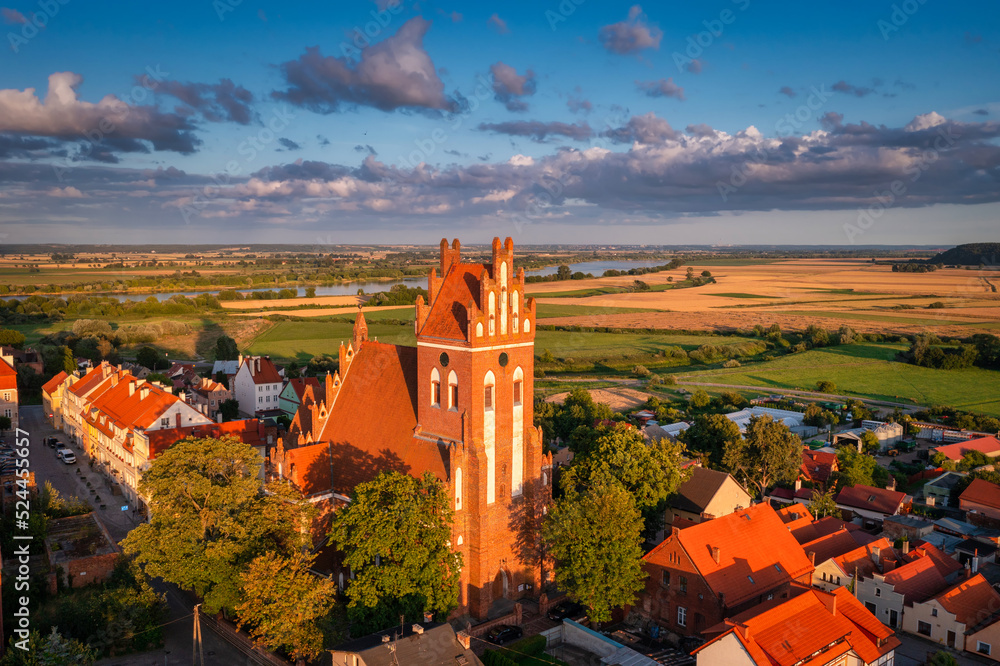 落日余晖下的格涅尤历史悠久的教堂。波兰