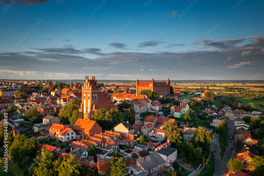 落日余晖下的Gniew小镇和条顿城堡。波兰