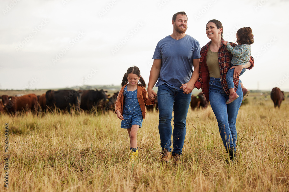 农民家庭、奶牛场和母亲、父亲和孩子在环境或农村的纽带