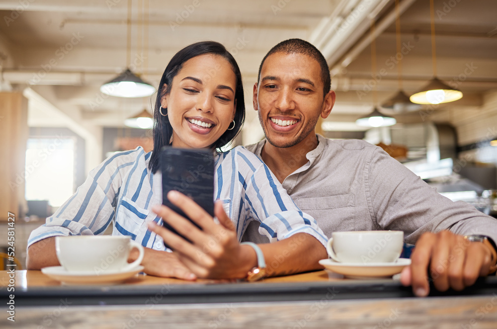 一对幸福的情侣在电话里视频通话，在咖啡馆或餐厅的咖啡约会中建立联系，拍一张照片