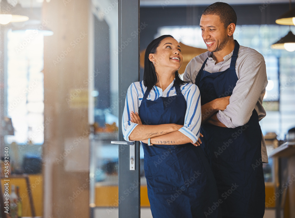 小企业主、创业夫妇站在咖啡馆、咖啡馆或商店里，对商业梦想感到满意