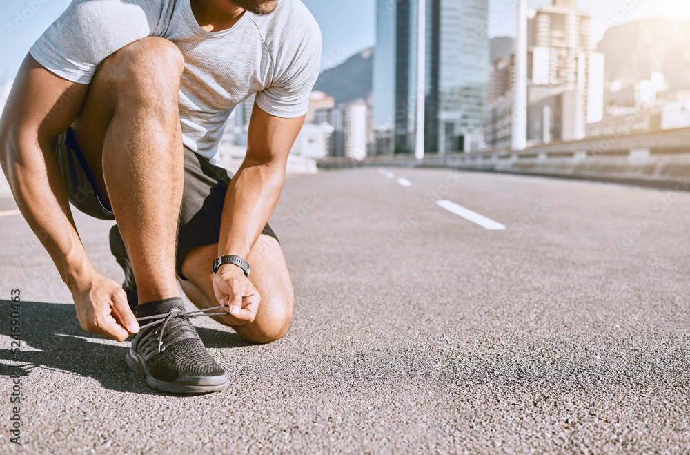 系鞋带，健康和健身男性跑步者，为跑步、锻炼和锻炼或有氧运动做好准备。