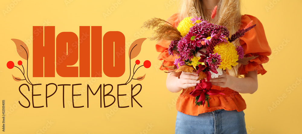 带着美丽的秋季花束和黄色背景文字HELLO SEPTEMBER的女人