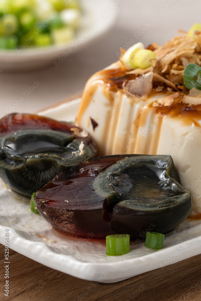 美味的冷冻豆腐和世纪鸡蛋配酱油和鲣鱼片。