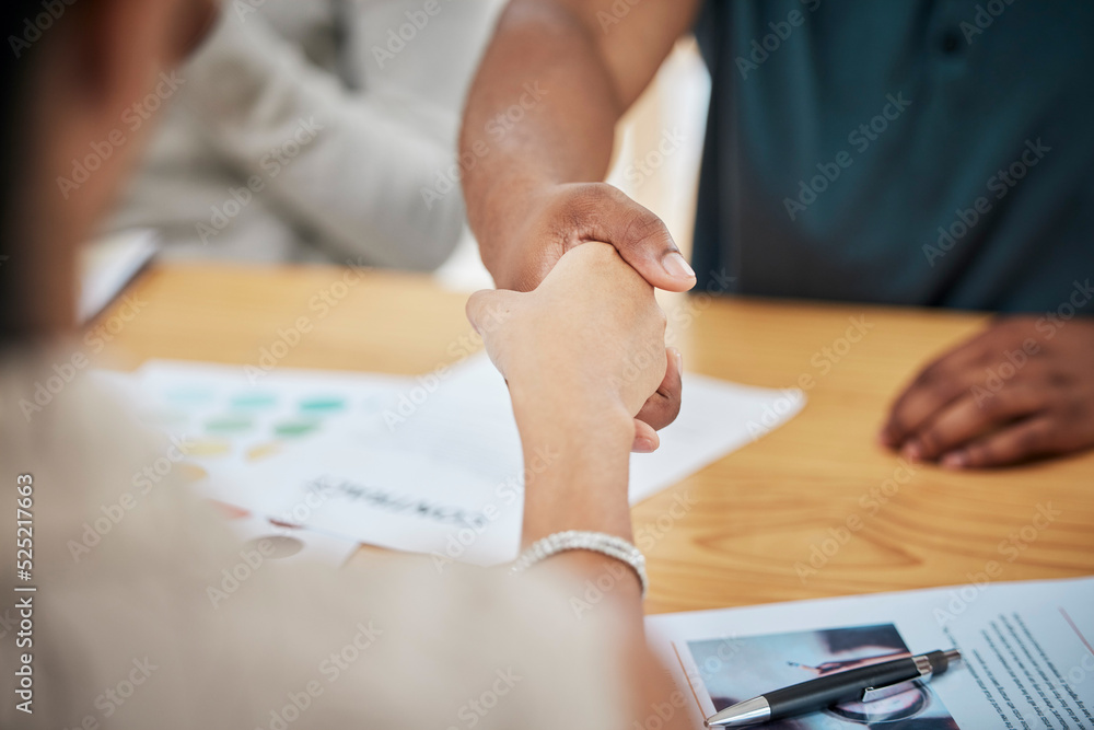 专业人士在办公桌上握手、合同交易或谈判特写。商务
